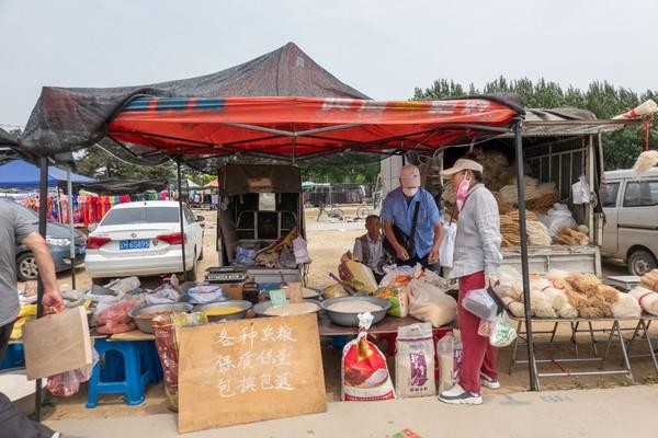 营口硬核集市地摊经济的典范逛一次堪比逛大商场